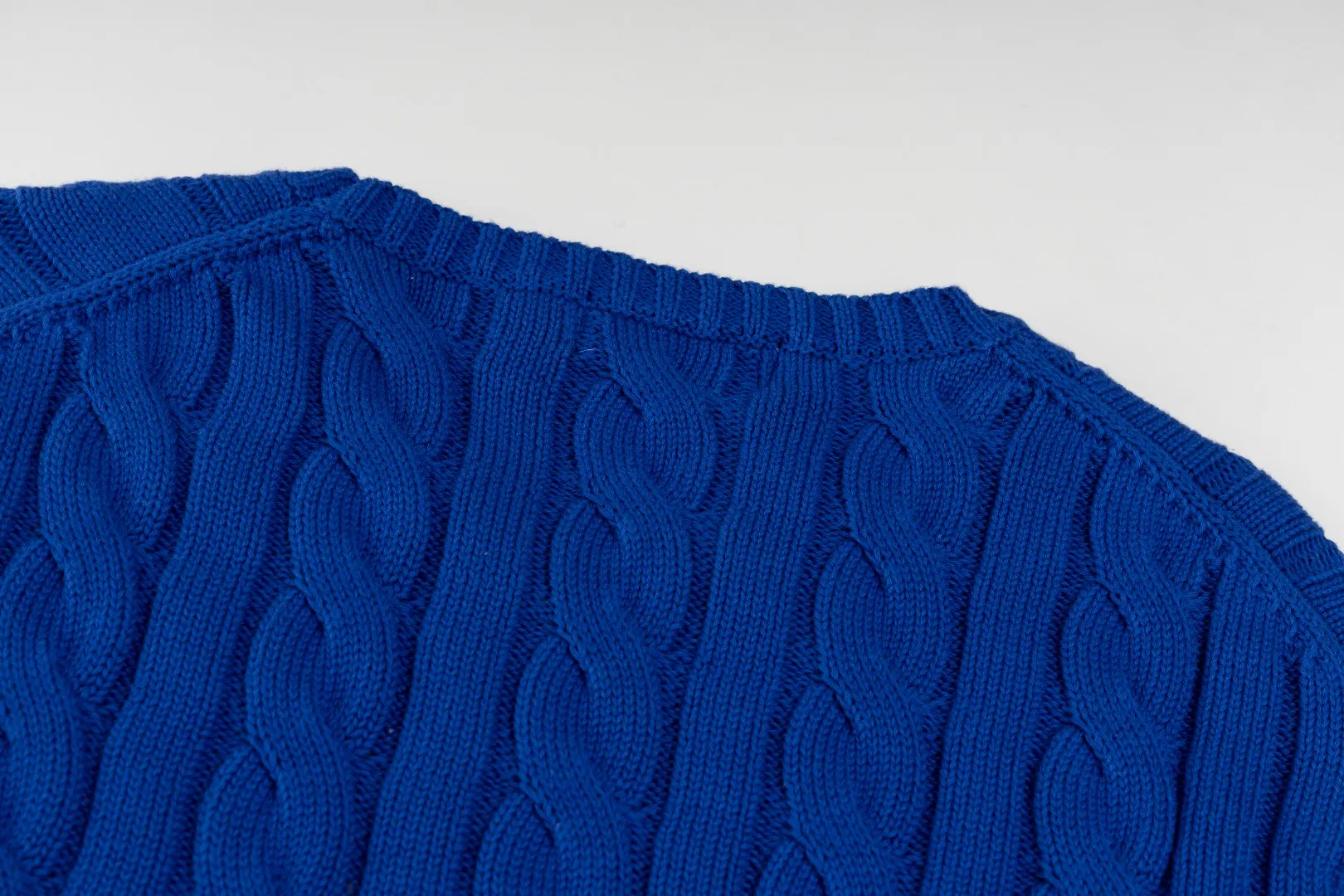 P220 #R91 RALPH LAUREN Ralph Lauren fourteen colors classic small label embroidery round neck pullover cable cardigan sweater men's top, high-density LOGO embroidery on the chest, original customization of tag accessories. Made of pure cotton yarn, pure cotton is skin-friendly and comfortable, small label war horse embroidered twist button round neck sweater 🐎 high quality, follow the blogger to learn how to wear it! Let’s buy a Ralph Lauren cable sweater. It’s a super hard-to-find series after it became popular. It’s hard to find one on the official website. It’s simple and practical to wear, with a lazy and loose feel. The thickened fabric has more texture, feels soft and delicate, and has a loose fit. Whether worn alone or layered, you can wear different styles of fashion with just one piece!   Size：XS S M L Sleeve length: 59/60/61/62/63